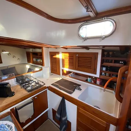 Barca A Vela A Due Alberi Di 15 M Con 7 Posti Letto A Portosole Con Parcheggio