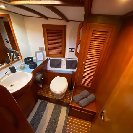 Barca A Vela A Due Alberi Di 15 M Con 7 Posti Letto A Portosole Con Parcheggio Úszó hotel *