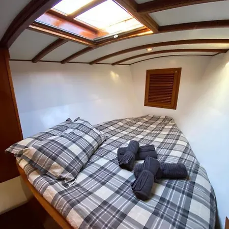 Barca A Vela A Due Alberi Di 15 M Con 7 Posti Letto A Portosole Con Parcheggio