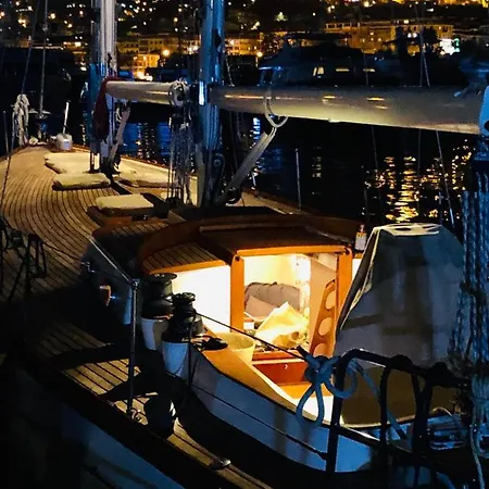 Barca A Vela A Due Alberi Di 15 M Con 7 Posti Letto A Portosole Con Parcheggio Botel