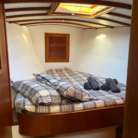 Barca A Vela A Due Alberi Di 15 M Con 7 Posti Letto A Portosole Con Parcheggio * San Remo