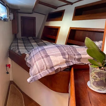 Barca A Vela A Due Alberi Di 15 M Con 7 Posti Letto A Portosole Con Parcheggio Botel San Remo