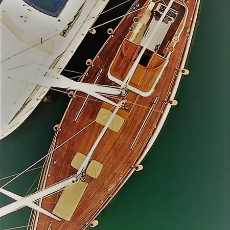 Barca A Vela A Due Alberi Di 15 M Con 7 Posti Letto A Portosole Con Parcheggio